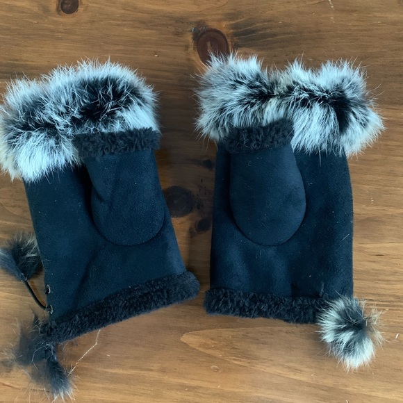 JAZZED UP Fingerless Gloves, Black with Faux Rabbit Fur, One size- adjustable. - Picture 7 of 9